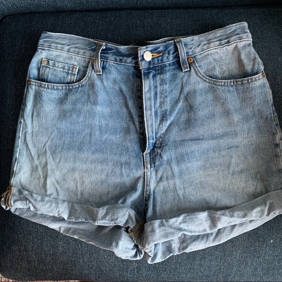 SOLD ON DEPOP - UO BDG Mom Jean High Waisted Jean Shorts - Size 30 - Picture 4 of 9